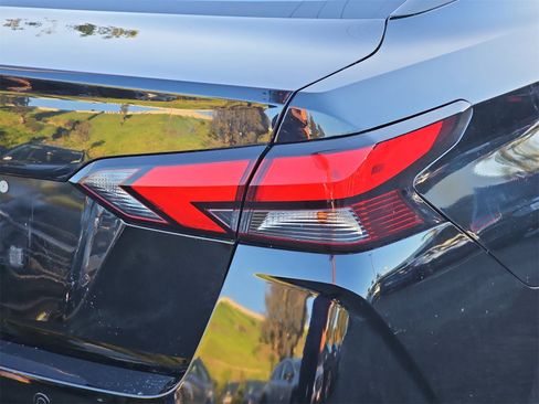 Used 2021 Nissan Versa SV image 11