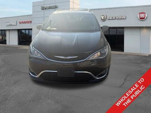 Used 2018 Chrysler Pacifica Touring-L FWD image 1