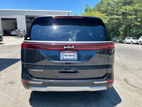 Used 2024 Kia Carnival LX FWD image 5