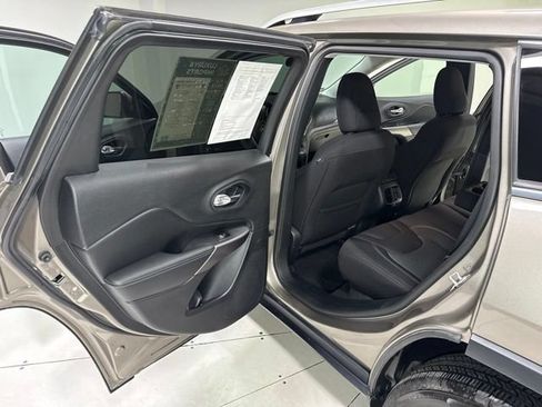 Used 2019 Jeep Cherokee Latitude w/ Popular Appearance Group AWD/4WD image 20