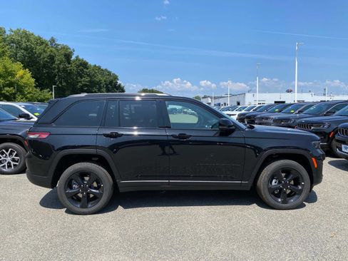 New 2025 Jeep Grand Cherokee Altitude image 2