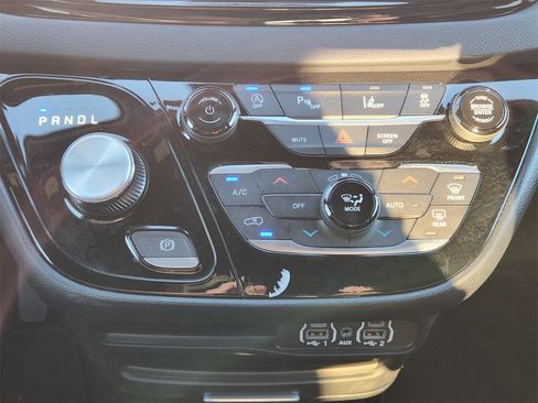 Used 2025 Chrysler Pacifica Select image 19