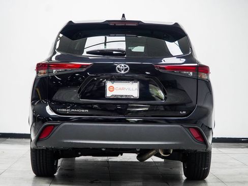 Used 2025 Toyota Highlander LE FWD image 12