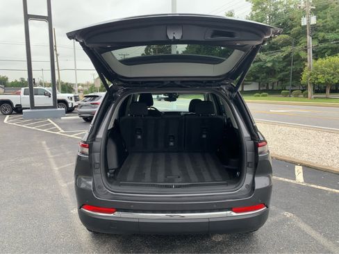 Used 2022 Jeep Grand Cherokee Laredo w/ Luxury Tech Group I image 4