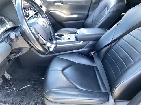 Used 2024 Toyota Highlander XLE FWD image 18