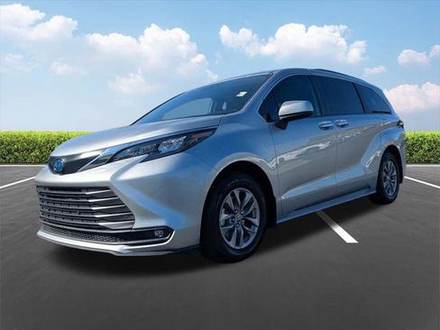 Certified 2025 Toyota Sienna XLE FWD image 10