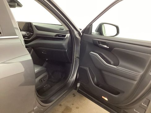 Used 2023 Toyota Highlander XLE AWD/4WD image 23