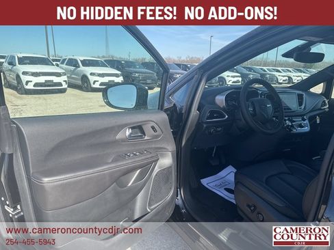 New 2026 Chrysler Pacifica Select w/ S Appearance Package FWD image 16