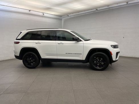 New 2026 Jeep Grand Cherokee Altitude image 2