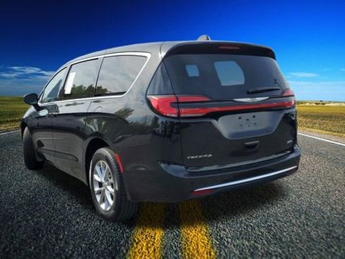 Certified 2023 Chrysler Pacifica Touring-L AWD/4WD image 31