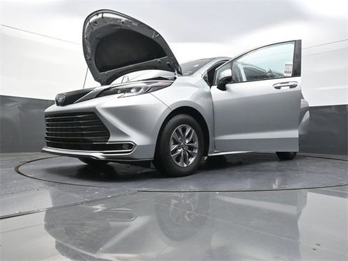 Used 2024 Toyota Sienna XLE image 34