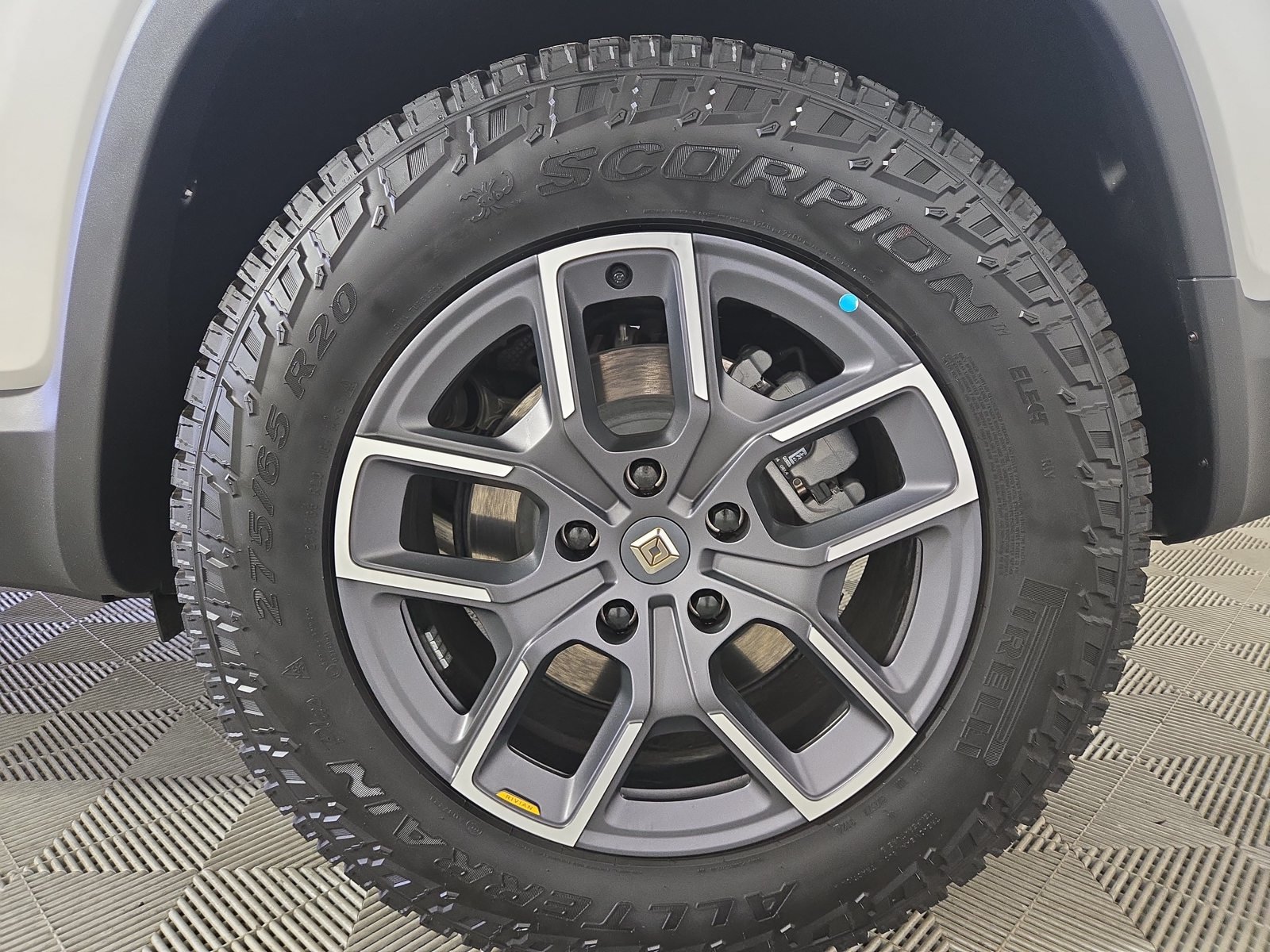 Used 2025 Rivian R1S Adventure Dual AWD/4WD image 10