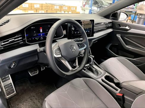 Used 2025 Volkswagen Jetta Sport image 16