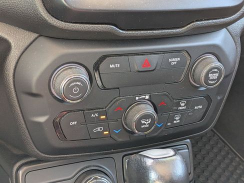 Used 2019 Jeep Renegade Trailhawk w/ LED Lighting Group AWD/4WD image 13