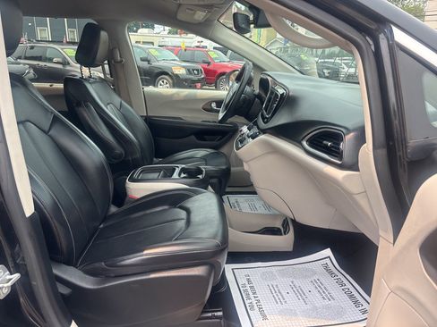 Used 2020 Chrysler Voyager Lxi FWD image 32