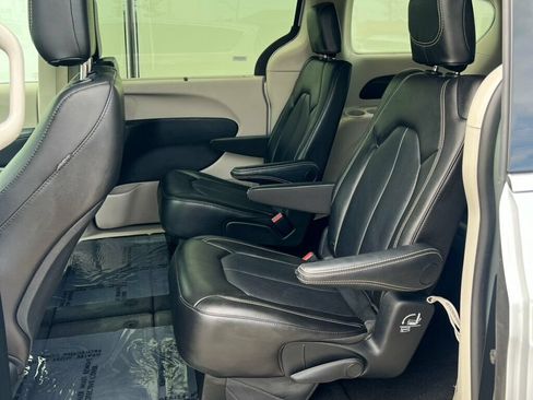 Used 2024 Chrysler Pacifica Touring-L FWD image 18