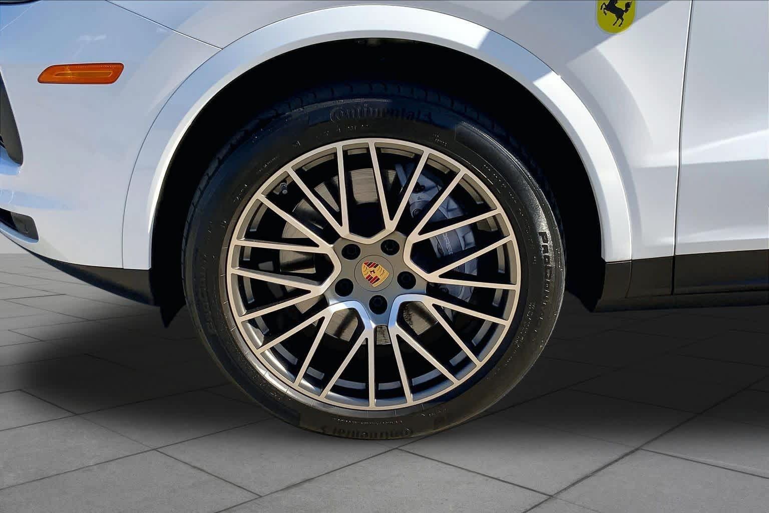 Used 2022 Porsche Cayenne Platinum Edition AWD/4WD image 11
