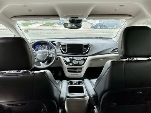 Used 2022 Chrysler Pacifica Touring-L FWD image 6
