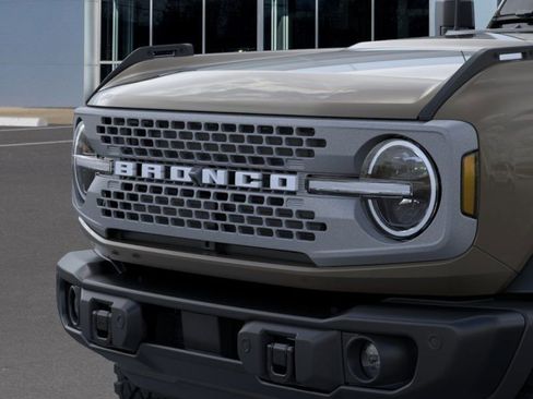 Used 2025 Ford Bronco Badlands image 11