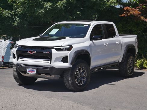 Used 2024 Chevrolet Colorado ZR2 w/ ZR2 Convenience Package III AWD/4WD image 2