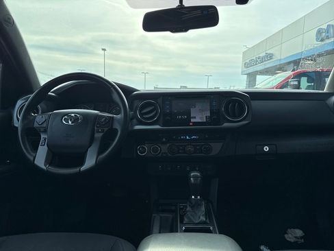 Used 2017 Toyota Tacoma TRD Sport image 15