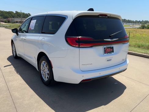 Used 2025 Chrysler Pacifica Select FWD image 7
