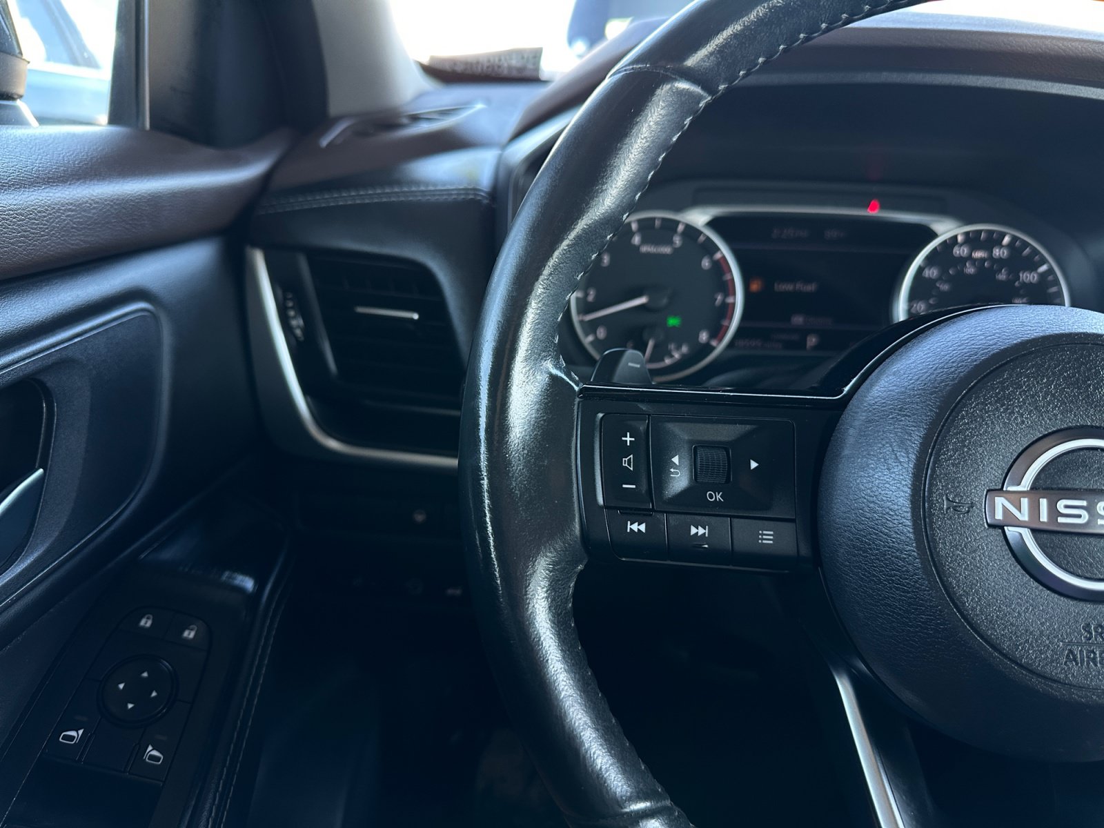 Used 2023 Nissan Rogue SV w/ SV Premium B Package FWD image 18