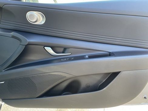 Used 2022 Hyundai Elantra Limited image 25