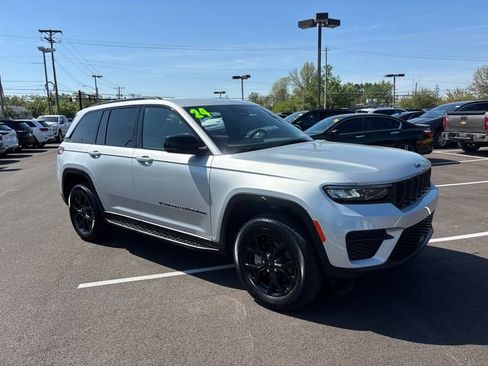 Used 2024 Jeep Grand Cherokee Altitude AWD/4WD image 2