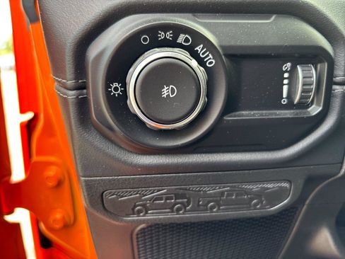 Used 2025 Jeep Wrangler Unlimited Rubicon AWD/4WD image 17