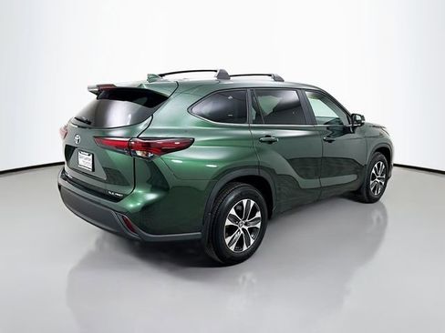 Used 2024 Toyota Highlander XLE image 7