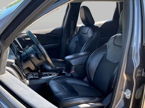 Used 2019 Jeep Cherokee Latitude Plus FWD image 8