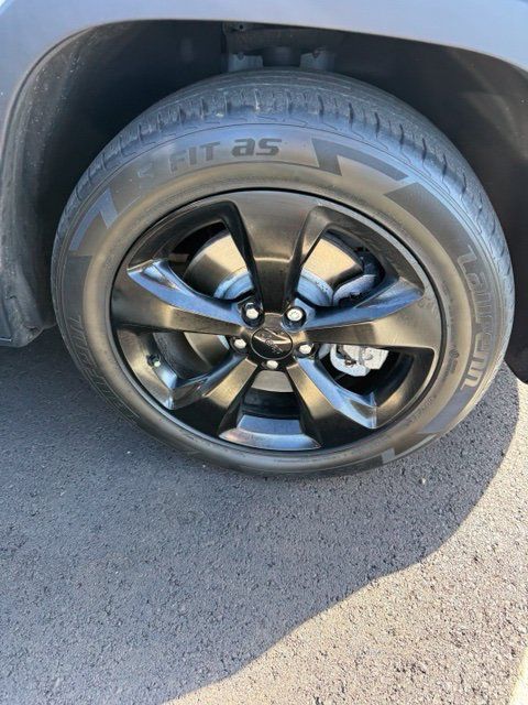 Used 2019 Jeep Cherokee Latitude Plus FWD image 4