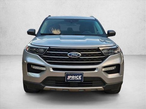 Used 2023 Ford Explorer XLT w/ Equipment Group 202A AWD/4WD image 2