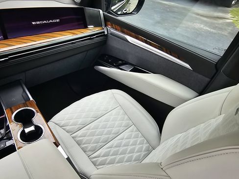 Used 2025 Cadillac Escalade Premium Luxury Platinum w/ LPO, Floor Liner Package RWD image 19