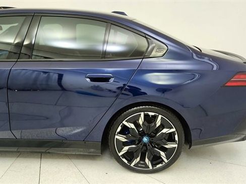 Used 2025 BMW i5 eDrive40i w/ M Sport Package image 10
