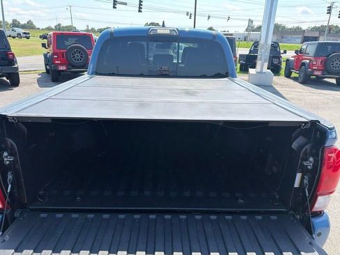 Used 2019 Toyota Tacoma TRD Sport AWD/4WD image 11