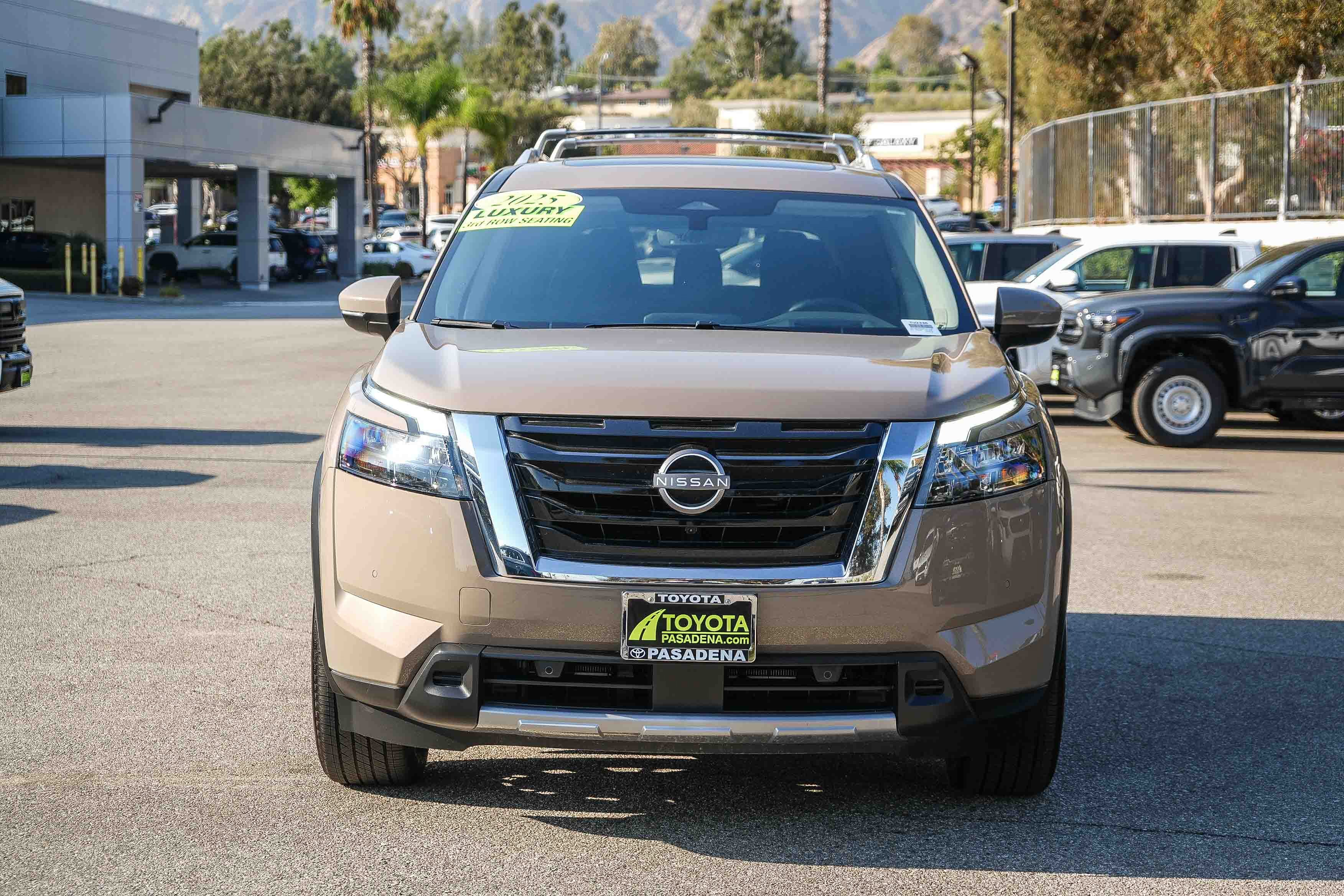 Used 2025 Nissan Pathfinder Platinum FWD image 2
