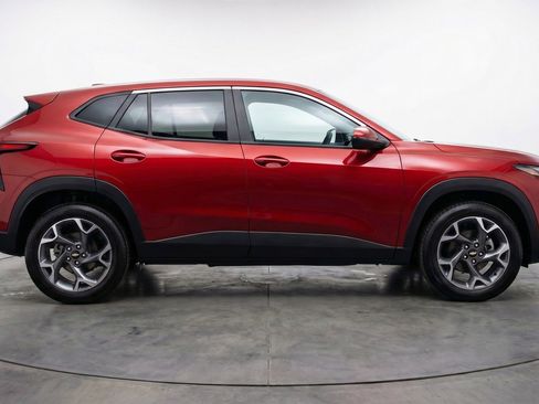 Used 2025 Chevrolet Trax LT FWD image 11