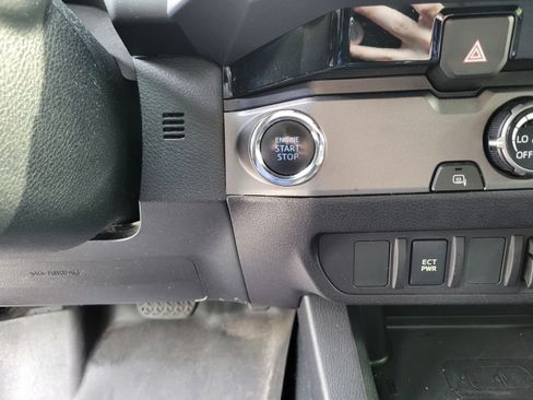 Used 2018 Toyota Tacoma TRD Sport RWD image 19