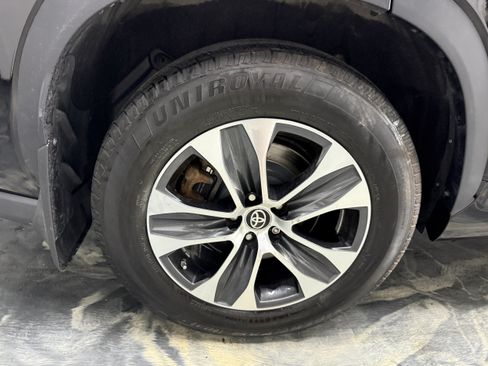 Used 2021 Toyota Highlander XLE AWD/4WD image 28