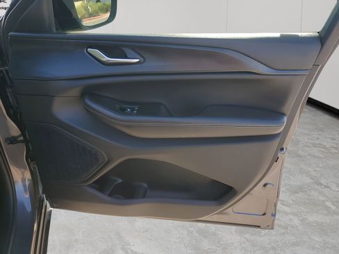 Used 2023 Jeep Grand Cherokee Altitude image 13