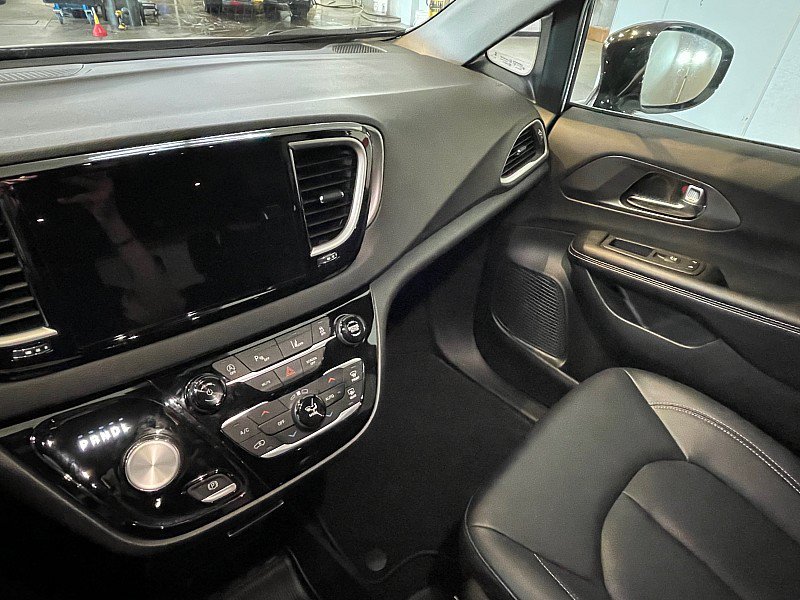 Used 2026 Chrysler Pacifica Select FWD image 11