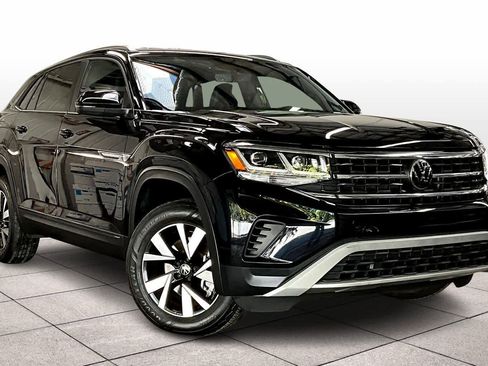 Used 2023 Volkswagen Atlas Cross Sport SE image 2