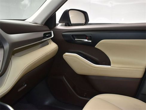 Used 2022 Toyota Highlander XLE image 24