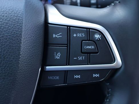 Certified 2025 Toyota Highlander XLE image 24