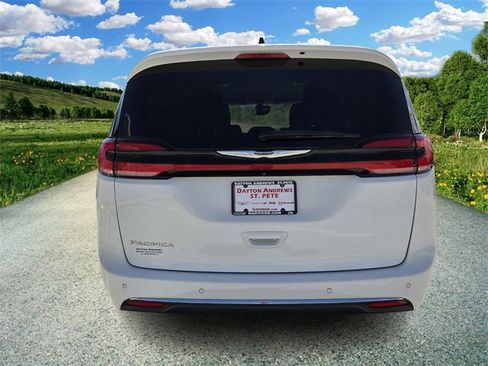 Certified 2023 Chrysler Pacifica Touring-L image 5