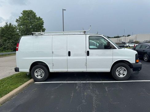 Used 2017 Chevrolet Express 3500 RWD image 2