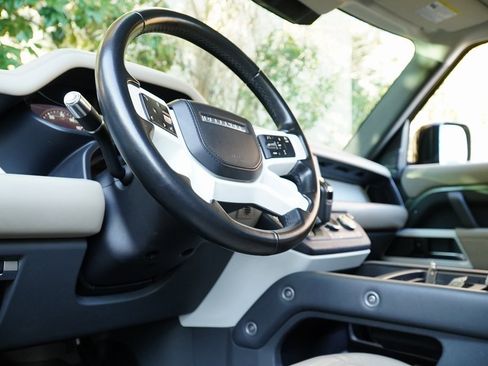 Used 2020 Land Rover Defender 110 HSE image 11