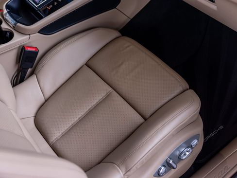 Certified 2024 Porsche Macan AWD/4WD image 34
